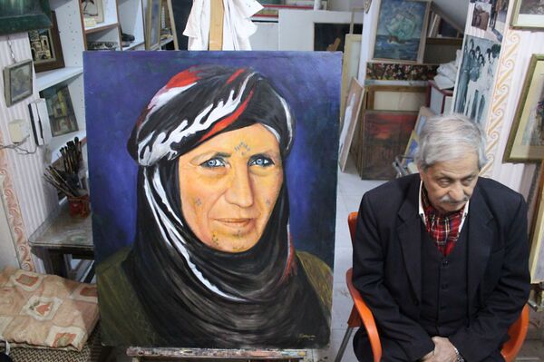 فنان سوري يعود من الاغتراب ويحول مرسمه إلى مدرسة مجانية لتعليم الرسم..فيديو - سبوتنيك عربي