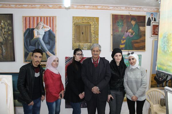 فنان سوري يعود من الاغتراب ويحول مرسمه إلى مدرسة مجانية لتعليم الرسم..فيديو - سبوتنيك عربي