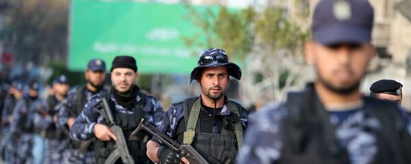 رجل شرطة فلسطينيون تابعون لحركة حماس أثناء احتجاج على خطة السلام الأمريكية في الشرق الأوسط في خان يونس في جنوب قطاع غزة - سبوتنيك عربي