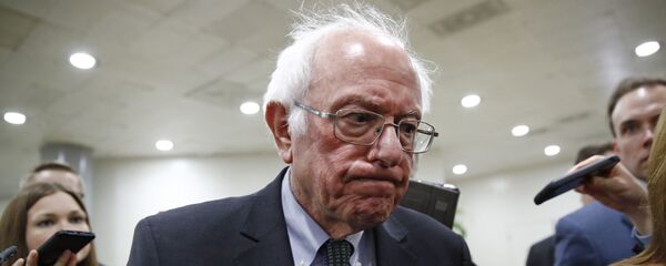 السناتور بيرني ساندرز أثناء حديثه مع الصحفيين أثناء محاكمة الرئيس دونالد ترامب بتهمة إساءة استخدام السلطة وعرقلة الكونغرس في مبنى الكابيتول هيل في واشنطن  - سبوتنيك عربي