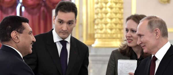 الرئيس الروسي فلاديمير بوتين وسفير العراق لدى روسيا عبد الرحمن حميد محمد الحسيني يتصافحان خلال حفل استقبال أوراق اعتماد من السفراء الأجانب في الكرملين في موسكو الرئيس الروسي فلاديمير بوتين وسفير العراق لدى روسيا عبد الرحمن حميد محمد الحسيني يتصافحان خلال حفل استقبال أوراق اعتماد من السفراء الأجانب في الكرملين في موسكو - سبوتنيك عربي