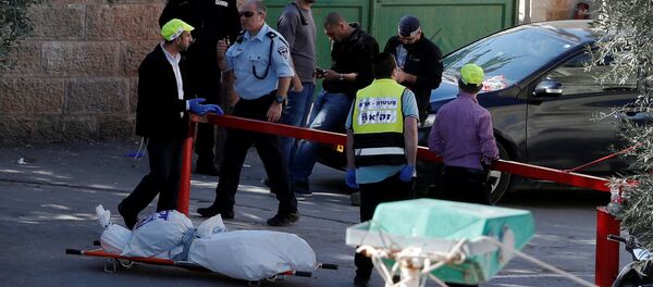 رجال الأمن والطوارئ الإسرائيليون يقفون بجانب جثة مهاجم فلسطيني مشتبه به في موقع الهجوم المشتبه به لإطلاق النار الذي أصيب فيه شرطي إسرائيلي بجروح طفيفة بالقرب من البلدة القديمة بالقدس رجال الأمن والطوارئ الإسرائيليون يقفون بجانب جثة مهاجم فلسطيني مشتبه به في موقع الهجوم المشتبه به لإطلاق النار الذي أصيب فيه شرطي إسرائيلي بجروح طفيفة بالقرب من البلدة القديمة بالقدس - سبوتنيك عربي