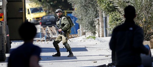 فلسطينيون يرشقون جنديًا إسرائيليًا بالحجارة أثناء غارة إسرائيلية على بيت جالا بالضفة الغربية التي تحتلها إسرائيل - سبوتنيك عربي