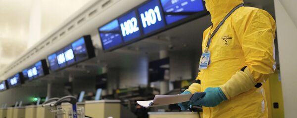 موظف يرتدي زيا واقيا في مدينة ووهان الصينية، 1 فبراير 2020 - سبوتنيك عربي