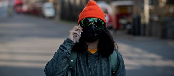 فتاة ترتدي قناعا واقيا في مدينة بكين الصينية، 30 يناير 2020 - سبوتنيك عربي