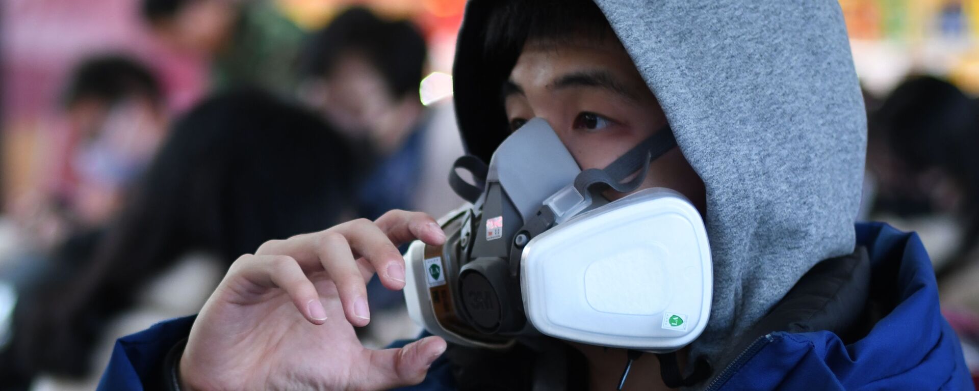 شاب يرتدي قناعا واقيا في محطة القطارات في مدينة بكين الصينية، 24 يناير 2020 - سبوتنيك عربي, 1920, 12.02.2022