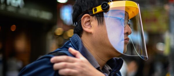 رجل يرتدي قناعا واقيا في أحد أحياء هونغ كونغ،1 فبراير 2020 - سبوتنيك عربي