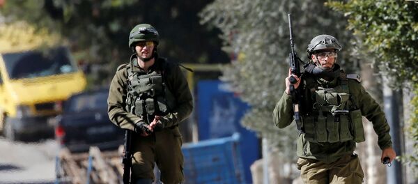 جندي إسرائيلي يركض أثناء غارة في بيت جالا بالضفة الغربية التي تحتلها إسرائيل جندي إسرائيلي يركض أثناء غارة في بيت جالا بالضفة الغربية التي تحتلها إسرائيل - سبوتنيك عربي