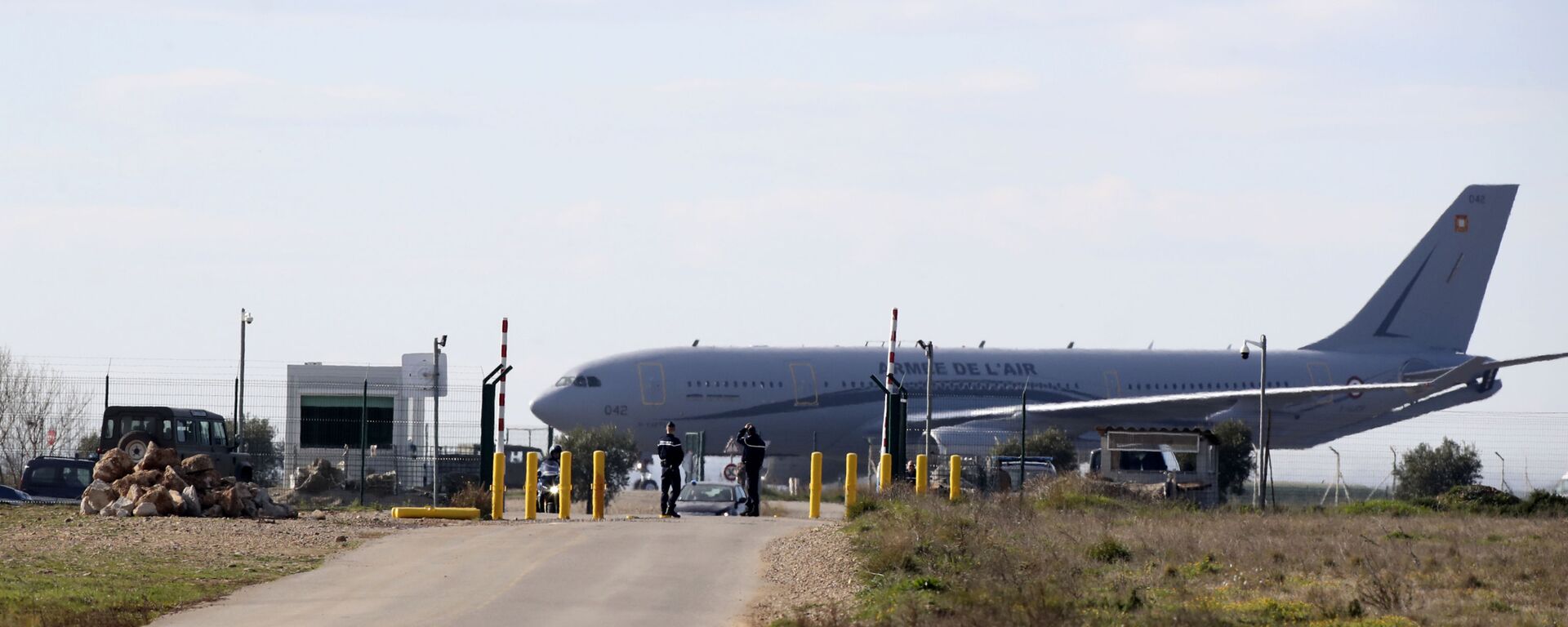 طائرة عسكرية تحمل مواطنين فرنسيين من مدينة ووهان الصينية المنكوبة بفيروس كورونا على مدرج قاعدة جوية عسكرية يوم الجمعة 31 يناير  2020 في إيستر  جنوب فرنسا - سبوتنيك عربي, 1920, 25.01.2025