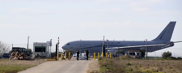 طائرة عسكرية تحمل مواطنين فرنسيين من مدينة ووهان الصينية المنكوبة بفيروس كورونا على مدرج قاعدة جوية عسكرية يوم الجمعة 31 يناير  2020 في إيستر  جنوب فرنسا - سبوتنيك عربي