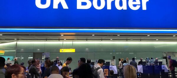 لافتات عند نقطة مراقبة الحدود في المملكة المتحدة في منطقة الوصول بمطار هيثرو في لندن  - سبوتنيك عربي