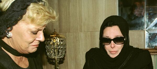 الفنانة المصرية نادية لطفي تقدم واجب العزاء للمطربة نجاة الصغيرة في وفاة أختها الفنانة المصرية سعاد حسني، القاهرة، 27 يونيو/ حزيران 2001 - سبوتنيك عربي