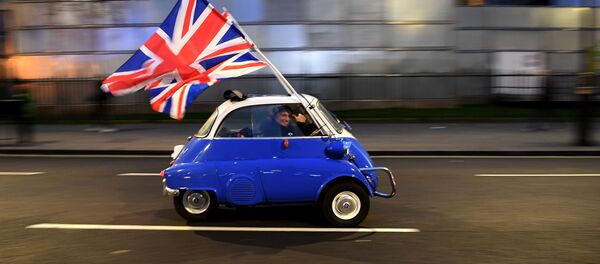 رجل يحمل أعلام بريطانيا في وسط لندن في يوم خروج المملكة المتحدة الرسمي من الاتحاد الأوروبي، 31 يناير 2020 رجل يحمل أعلام بريطانيا في وسط لندن في يوم خروج المملكة المتحدة الرسمي من الاتحاد الأوروبي، 31 يناير 2020 - سبوتنيك عربي