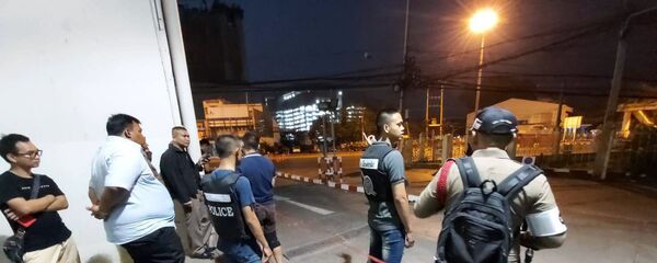 الشرطة والمارة يقفون بالقرب من مكان إطلاق النار في كورات في تايلاند - سبوتنيك عربي