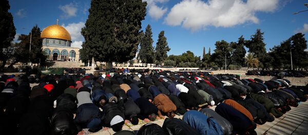فلسطينيون يصلون بالقرب من قبة الصخرة في القدس - سبوتنيك عربي