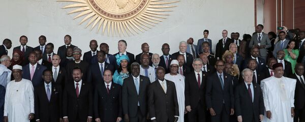 رؤساء الدول الأفريقية يلتقطون صورة جماعية أثناء افتتاح الدورة العادية الثالثة والثلاثين لرؤساء دول وحكومات الاتحاد الأفريقي في أديس أبابا - سبوتنيك عربي