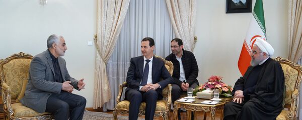 اجتماع بين الرئيس السوري بشار الأسد والرئيس الإيراني حسن روحاني وقائد فيلق القدس الراحل اللواء قاسم سليماني في طهران - سبوتنيك عربي