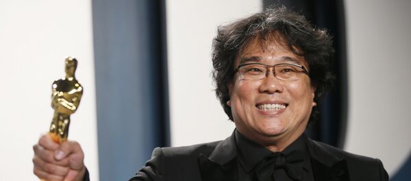 المخرج بونغ جون هو عقب فوزه بجائزة أوسكار في حفل توزيع جوائز أكاديمية فنون وعلوم السينما على مسرح دولبي، لوس أنجلوس، الولايات المتحدة، 9 فبراير/ شباط 2020  - سبوتنيك عربي