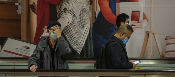 ركاب يستخدمون كمامات الوجه ويمشون في محطة مترو الأنفاق في هونغ كونغ في الصين - سبوتنيك عربي