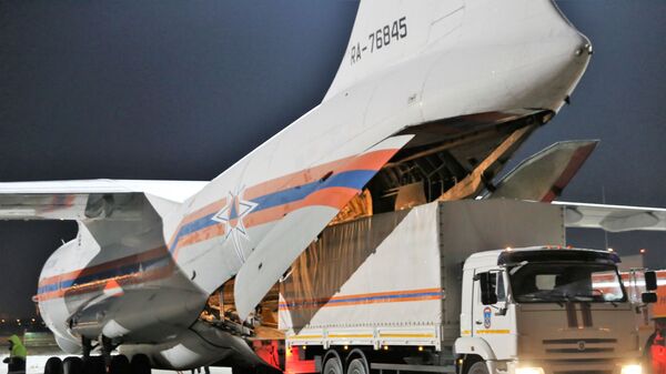  عمال وزارة الطوارئ الروسية يقومون بتحميل شحنات المساعدات الإنسانية من روسيا إلى الصين - سبوتنيك عربي