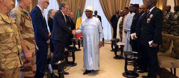 رئيس مالي إبراهيم بوبكر كيتا في اجتماع مع وزير الدفاع الفرنسي بارلي في القصر الرئاسي في باماكو - سبوتنيك عربي