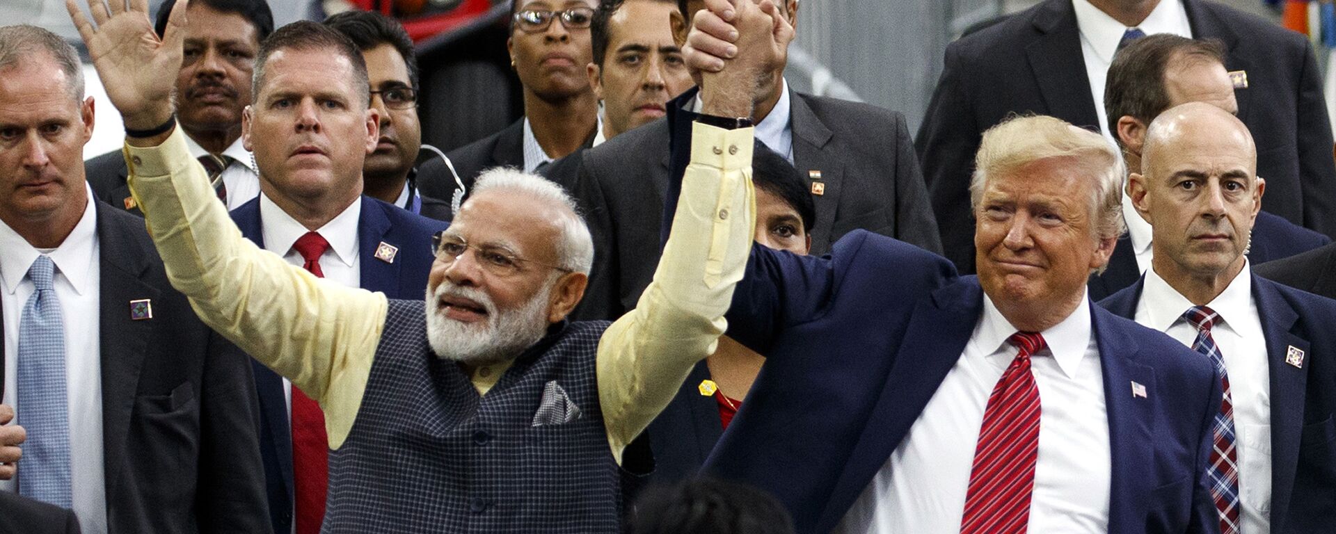 الرئيس دونالد ترامب ورئيس الوزراء الهندي ناريندرا مودي يتجولان حول ملعب إن آر جي وهم يلوحان للجماهير في هيوستن - سبوتنيك عربي, 1920, 30.08.2025