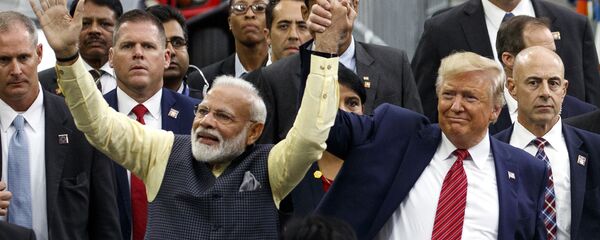 الرئيس دونالد ترامب ورئيس الوزراء الهندي ناريندرا مودي يتجولان حول ملعب إن آر جي وهم يلوحان للجماهير في هيوستن - سبوتنيك عربي