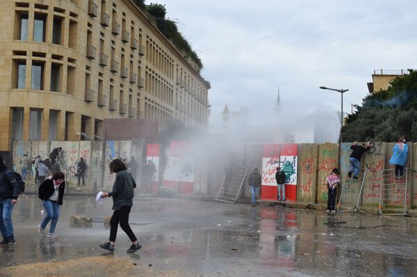 تواصل الاشتباكات بين المحتجين والقوى الأمنية... فيديو وصور - سبوتنيك عربي