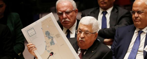 الرئيس الفلسطيني محمود عباس يحمل خريطة أثناء حديثه خلال اجتماع لمجلس الأمن في الأمم المتحدة في نيويورك الرئيس الفلسطيني محمود عباس يحمل خريطة أثناء حديثه خلال اجتماع لمجلس الأمن في الأمم المتحدة في نيويورك - سبوتنيك عربي