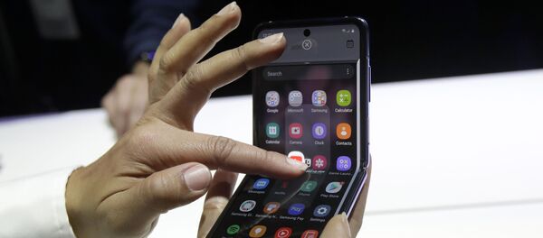 هاتف غالاكسي الجديد قابل للطي Galaxy Z Flip في سان فرانسيسكو، الولايات المتحدة 11 فبراير 2020 هاتف غالاكسي الجديد قابل للطي Galaxy Z Flip في سان فرانسيسكو، الولايات المتحدة 11 فبراير 2020 - سبوتنيك عربي