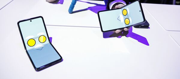 عرض هاتف غالاكسي الجديد قابل للطي Galaxy Z Flip في سان فرانسيسكو، الولايات المتحدة 11 فبراير 2020 - سبوتنيك عربي