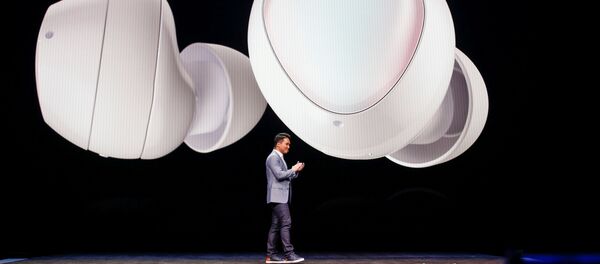 عرض هاتف غالاكسي الجديد قابل للطي Galaxy Z Flip في سان فرانسيسكو، الولايات المتحدة 11 فبراير 2020 - سبوتنيك عربي