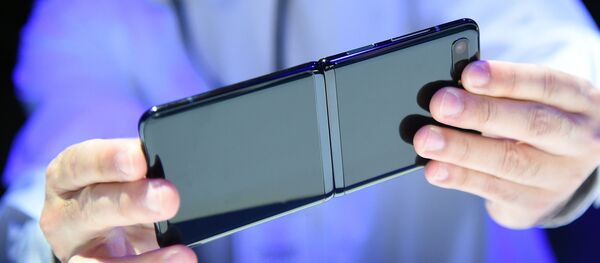 عرض هاتف غالاكسي الجديد قابل للطي Galaxy Z Flip في سان فرانسيسكو، الولايات المتحدة 11 فبراير 2020 - سبوتنيك عربي