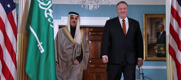وزير الخارجية الأمريكي مايك بومبيو مع وزير الخارجية السعودي الأمير فيصل بن فرحان آل سعود في الخارجية في واشنطن  - سبوتنيك عربي