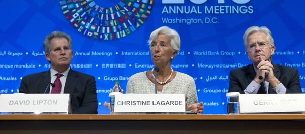 كريستين لاغارد في الوسط يرافقها نائب المدير العام ديفيد ليبتون إلى اليسار ورئيس قسم الاتصالات في صندوق النقد الدولي جيري رايس  - سبوتنيك عربي
