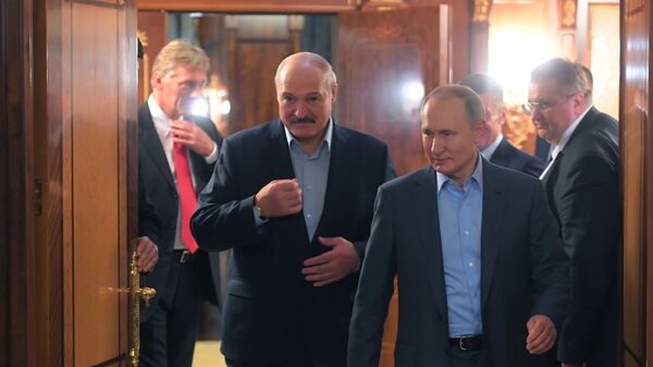 رئيس بيلاروسيا ألكسندر لوكاشينكو والرئيس الروسي فلاديمير بوتين خلال اجتماع في سوتشي الروسية 7 فبراير 2020 - سبوتنيك عربي