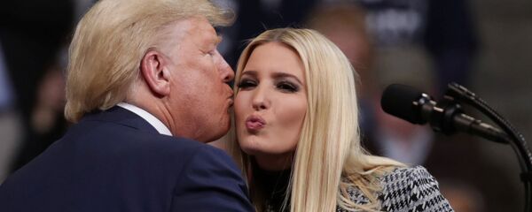 الرئيس الأمريكي دونالد ترامب يقبل انبته إيفانكا ترامب خلال اجتماع في مانشستر، نيوهامشير، الولايات المتحدة 10 فبراير 2020 - سبوتنيك عربي