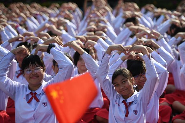 تلاميذ تايلانديون يشكّلون قلبا بأذرعهم بمناسبة يوم فالنتاين (عيد الحب) لإظهار دعمهم للصين في محاربتهم لفيروس كورونا في مدرسة في أيوتخايا، خارج بانكوك، تايلاند 14 فبراير 2020 - سبوتنيك عربي
