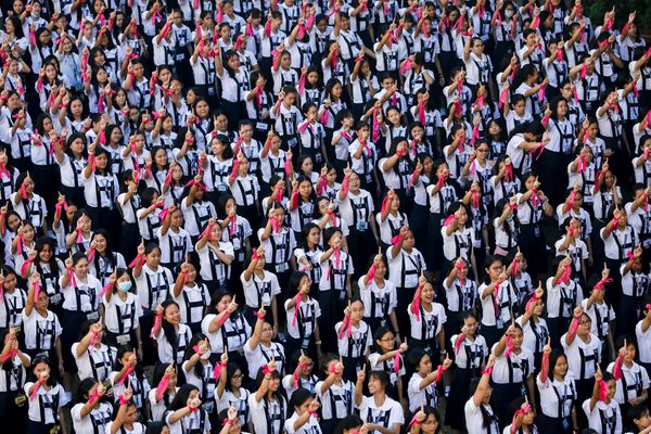 طلاب في كلية القديسة سكولاستيكا بمناسبة يوم فالنتاين (عيد الحب) في مانيلا، الفلبين 14 فبراير 2020 - سبوتنيك عربي