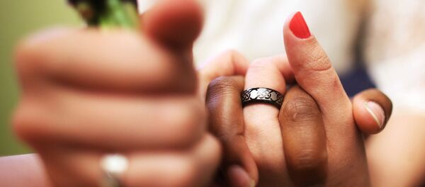 ثنائي يمسكان أيدي بعضهما ثنائي يمسكان أيدي بعضهما - سبوتنيك عربي