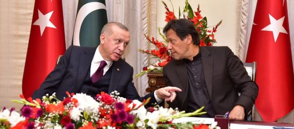 رئيس الوزراء الباكستاني، عمران خان، في مؤتمر صحفي، مع الرئيس التركي رجب طيب أردوغان رئيس الوزراء الباكستاني، عمران خان، في مؤتمر صحفي، مع الرئيس التركي رجب طيب أردوغان - سبوتنيك عربي