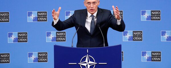 الأمين العام لحلف الناتو ينس ستولتنبرغ يتحدث في مؤتمر صحفي عقب اجتماع لوزراء دفاع الناتو في مقر التحالف في بروكسل في بلجيكا - سبوتنيك عربي