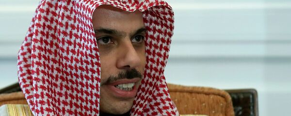 وزير الخارجية السعودي الأمير فيصل بن فرحان الفيصل يتحدث خلال لقائه وزير الخارجية اليوناني نيكوس ديندياس في وزارة الخارجية بأثينا - سبوتنيك عربي