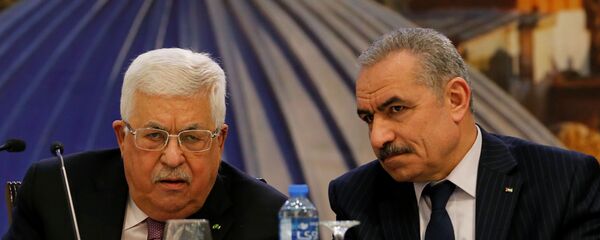 رئيس وزراء فلسطين محمد اشتيه والرئيس الفلسطيني محمود عباس أبو مازن - سبوتنيك عربي