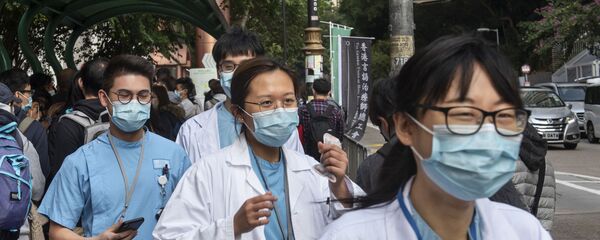 طاقم طبي يقف في طابور للتسجيل في إضراب العاملين في المجال الطبي لمعالجة تفشي فيروس كورونا والضغط على حكومة هونغ كونغ وإغلاق حدود البر الرئيسي في هونغ كونغ مع الصين - سبوتنيك عربي