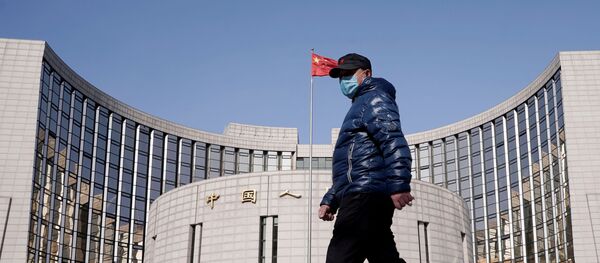  رجل يرتدي قناعًا يمر أمام مقر بنك الشعب الصيني - البنك المركزي في الصين - سبوتنيك عربي