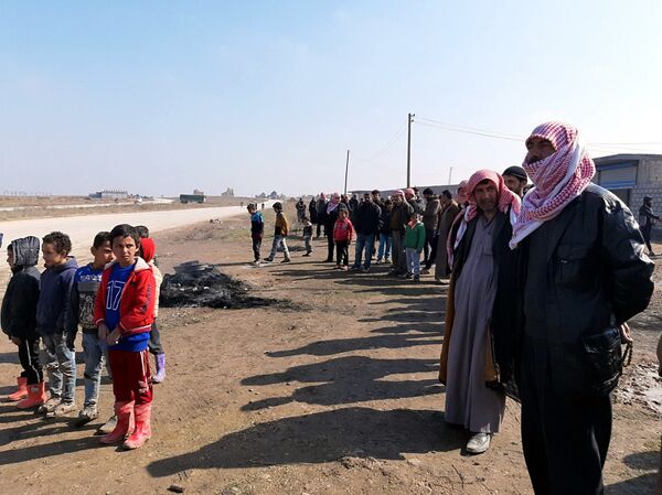 تزايد مخاوف الجيش الأمريكي تدفعه لتهجير آلاف السوريين من محيط قاعدة لايف ستون... صور وفيديو - سبوتنيك عربي