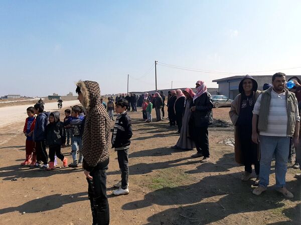 تزايد مخاوف الجيش الأمريكي تدفعه لتهجير آلاف السوريين من محيط قاعدة لايف ستون... صور وفيديو - سبوتنيك عربي