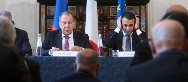 وزير الخارجية الروسي سيرجي لافروف ووزير الخارجية الإيطالي لويجي دي مايو يتحدثان إلى وسائل الإعلام خلال مؤتمر صحفي بعد محادثات ثنائية بين إيطاليا وروسيا في إيطاليا - سبوتنيك عربي