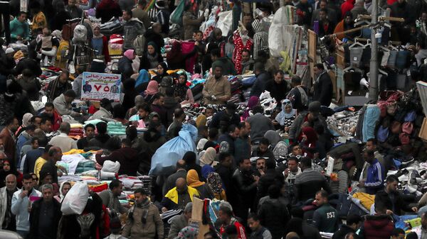 حشد من المتاجر والبائعين في العتبة وهي سوق تقع في وسط القاهرة في مصر  - سبوتنيك عربي